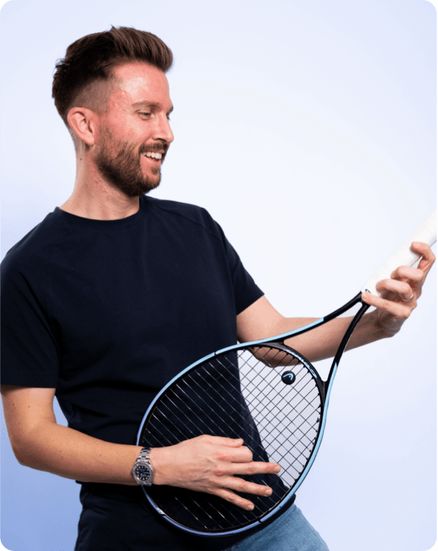 Moritz Lambrecht mit Tennis Schläger als Gitarre