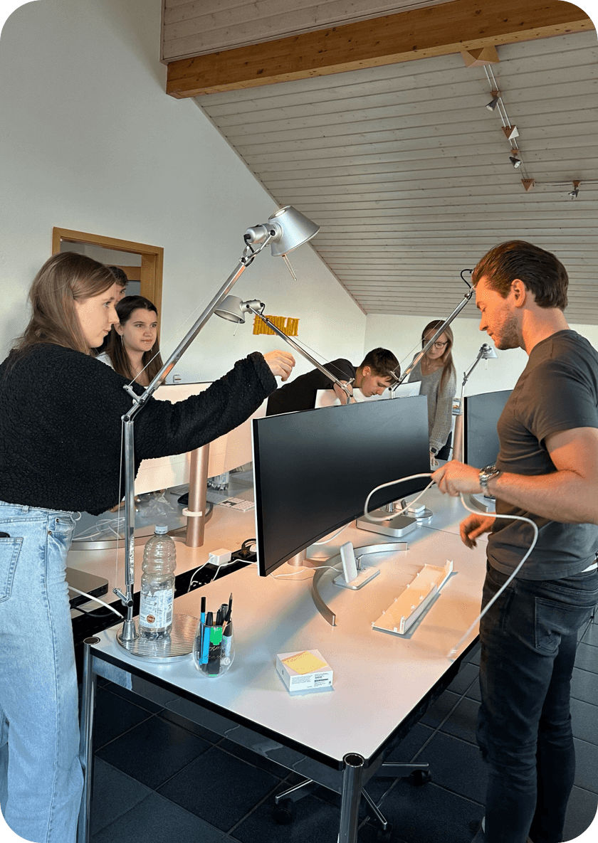 Team beim Büro einbauen