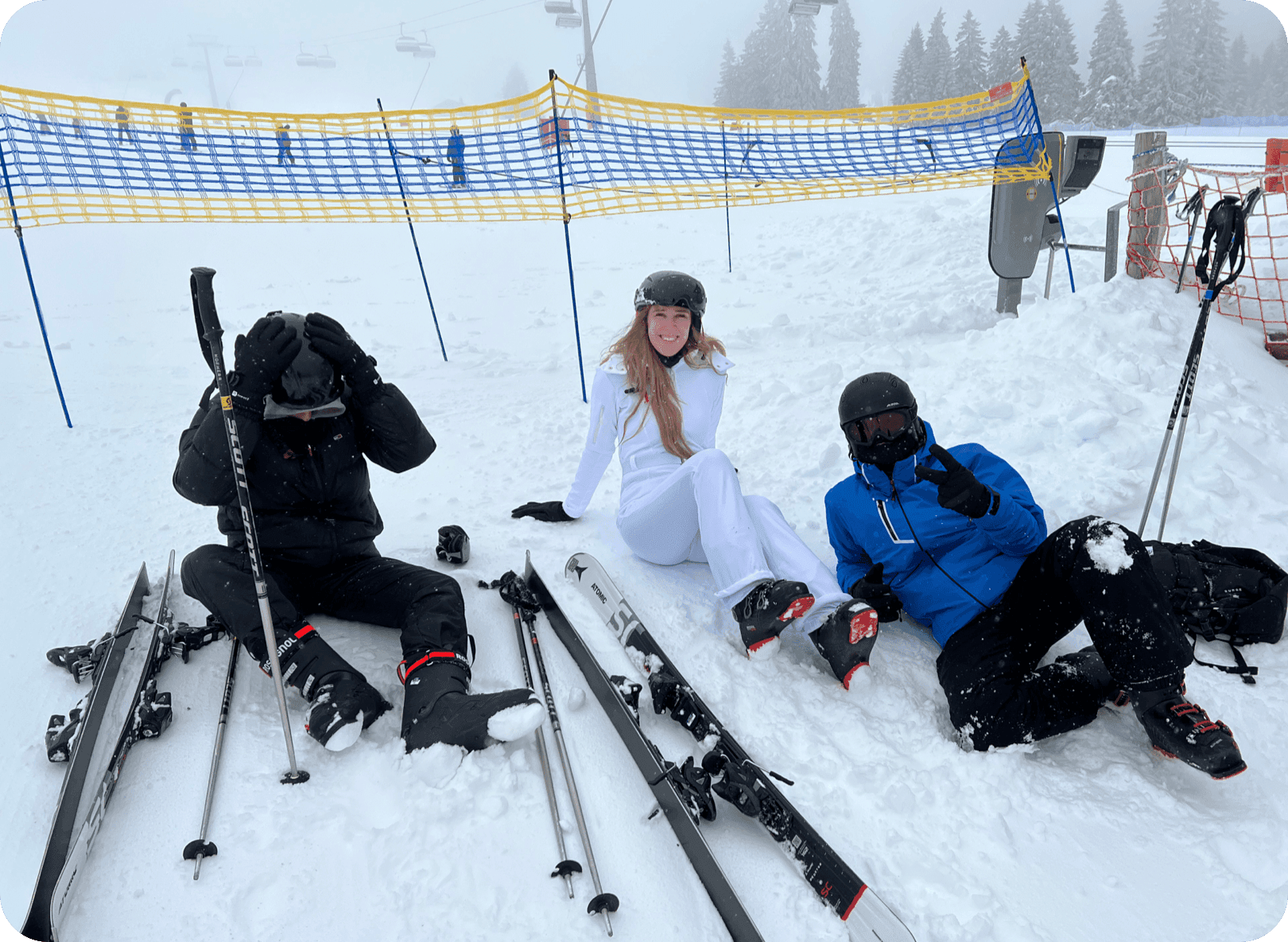 Team beim Skifahren