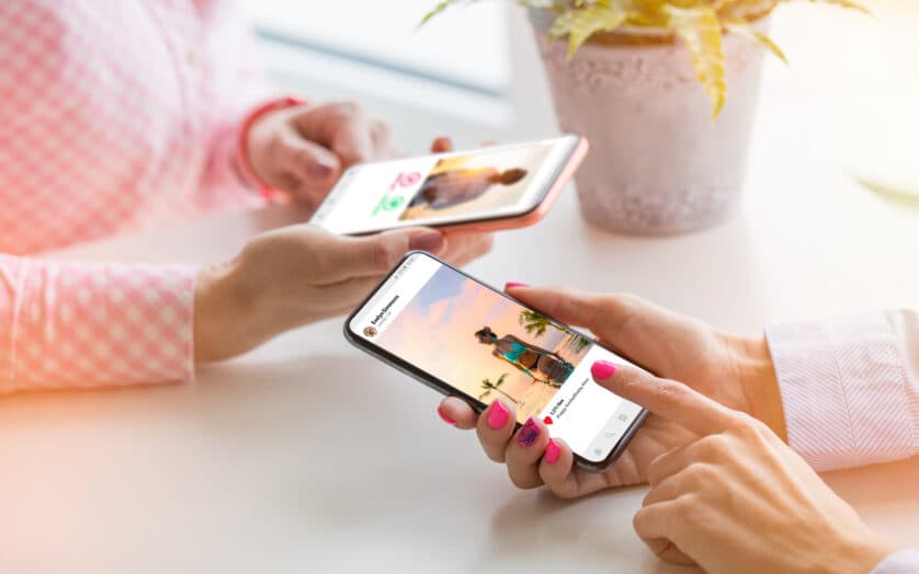 Inluencerin auf dem Smartphone für die richtige Kampagne