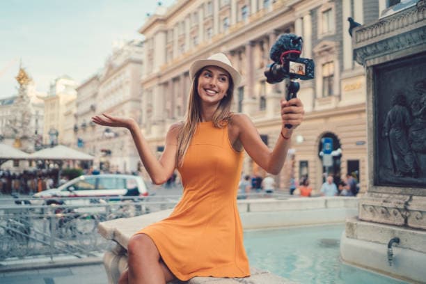 Junge Influencerin bei Influencer-Kooperation