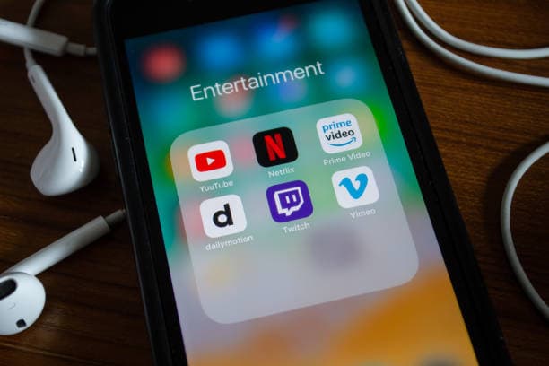 Smarthphone mit Twitch icon - Influencer Marketing auf Twitch
