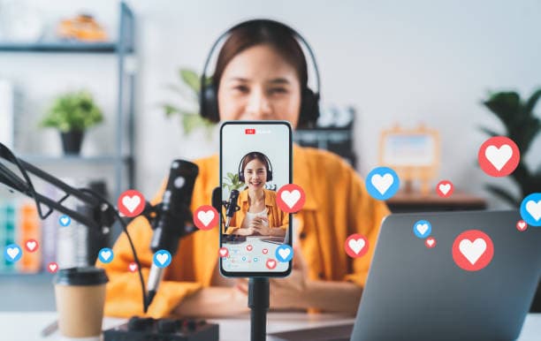 Influencer in a livestream in front of a smartphone - how to negotiate CPM correctly