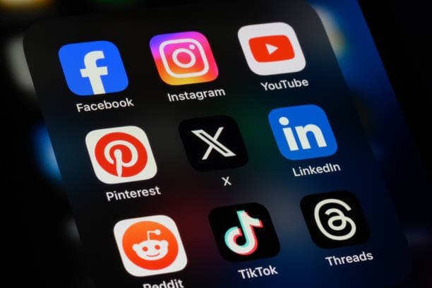 Home screen with Facebook, Instagram, TikTok, and LinkedIn icons