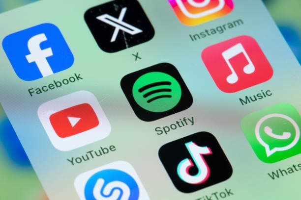 Pre-Roll, Mid-Roll und Post-Rolls auf verschiedenen Apps