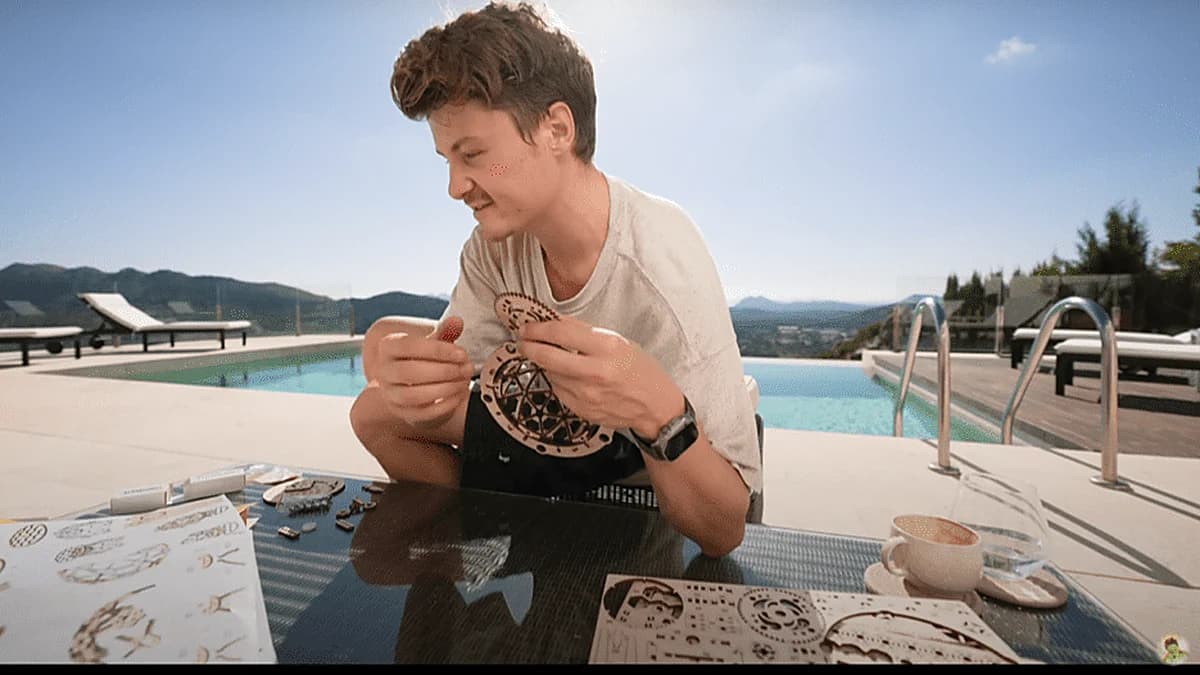 Creator baut am Pool ein MagicHolz Modell zusammen