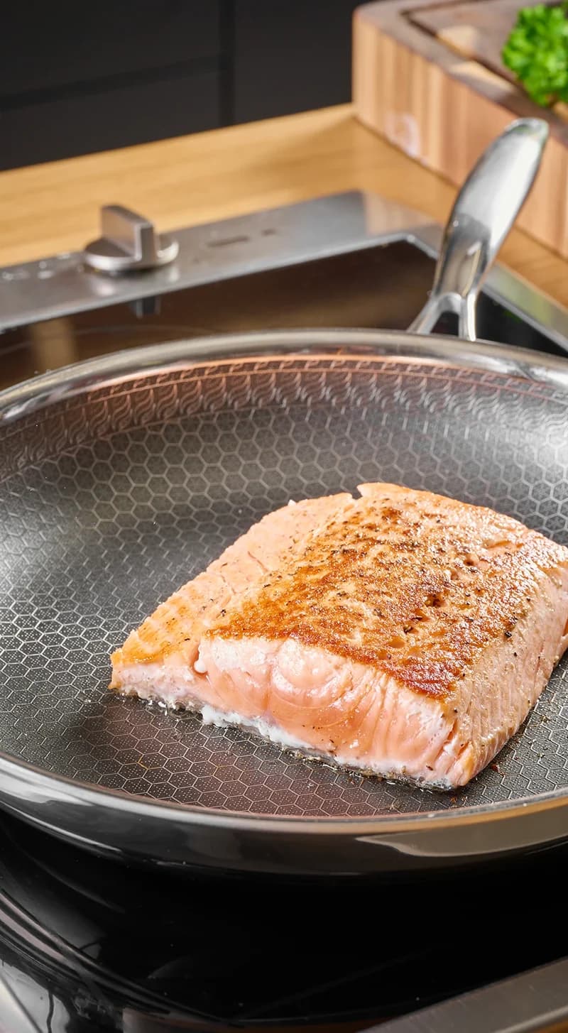 Lachs in der Hensslers Edelstahlpfanne