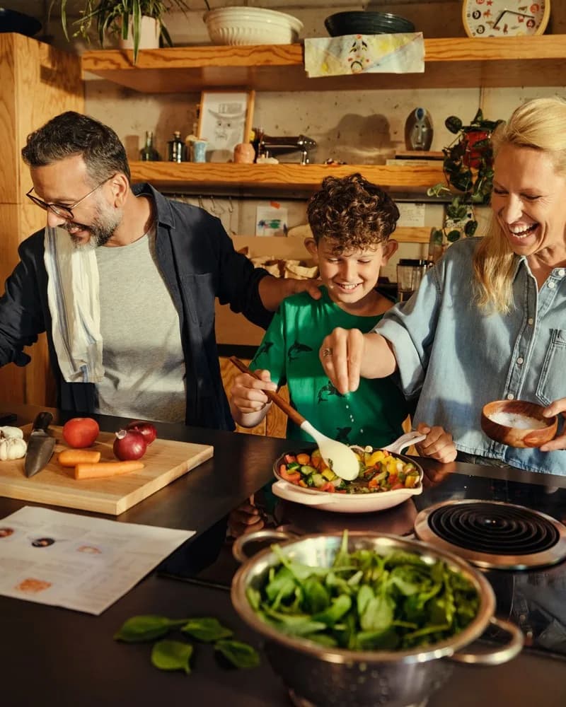 Familie kocht gemeinsam ein HelloFresh-Rezept in der Küche