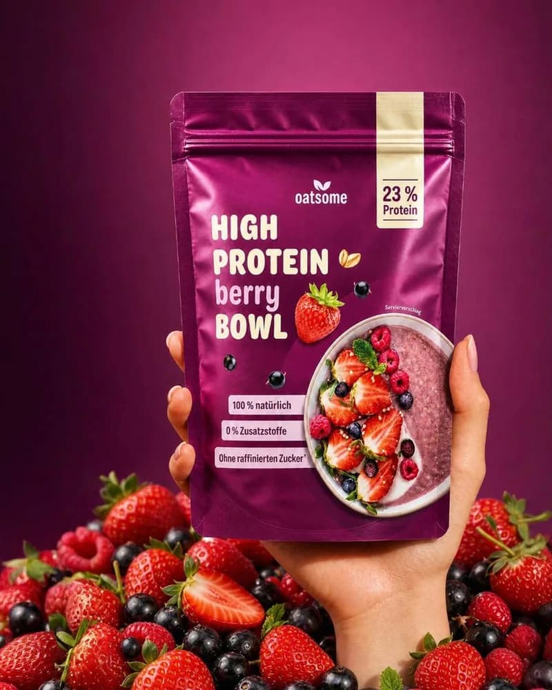 Hand hält die Oatsome High Protein Berry Bowl vor Beeren auf Lila